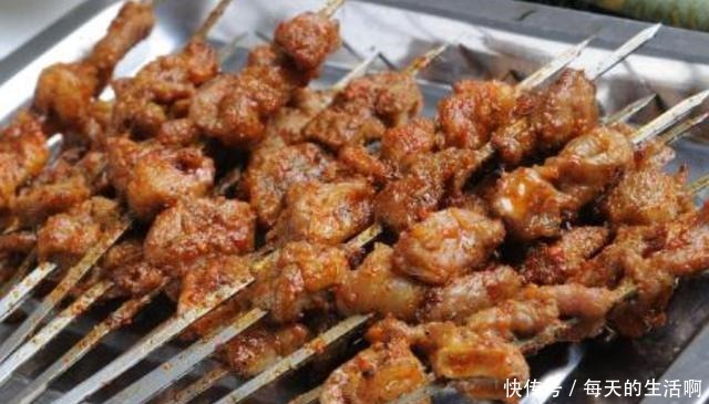 晚上的时|宵夜摊中香辣诱人的4种美食,炸鸡落榜,它却成购买量最高小吃