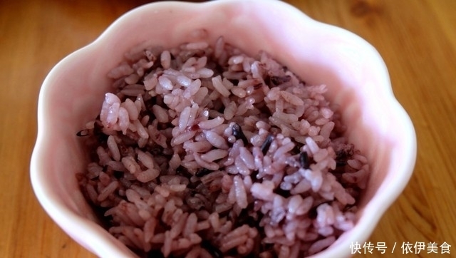 地皮菜|多年不见的小学同学来家里玩,我做了两个菜一个汤,边吃边叙旧