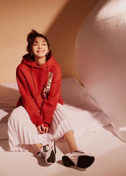  针织衫|她因《创造101》成名，今穿短款牛仔衣配花苞裙，变身帅气少女