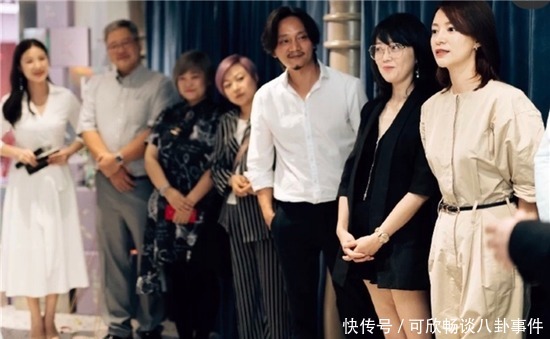 舞台|董卿重登央视舞台,携百名主持致敬英雄,网友直呼好久不见!