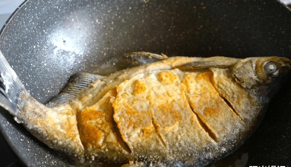 好喝|炖鲫鱼汤,万万不要直接下锅煎多做一步,汤鲜香浓白,好喝不腥