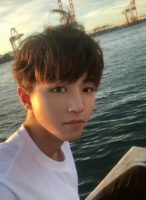 抽筋|王俊凯发自拍,我却从他眼珠里发现“自拍姿势”,一般人手抽筋也学不会