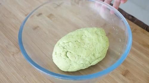 面食|黄瓜不要凉拌了,加1碗面粉,两手一搓做成面食,柔软劲道,过瘾