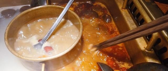 服务员|吃火锅时,服务员频繁加汤撤盘子,其实是在暗示,不懂会被鄙视