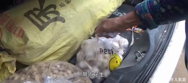 柿子|儿行千里母担忧，母亲摘140斤柿子送儿子返程，母亲心意和不舍