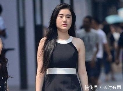  散发|气质的街拍：美女肤白貌美，散发迷人气质