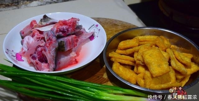 下饭|鱼头别蒸着吃了,加3块钱油豆腐教你特色吃法,简单好吃又下饭