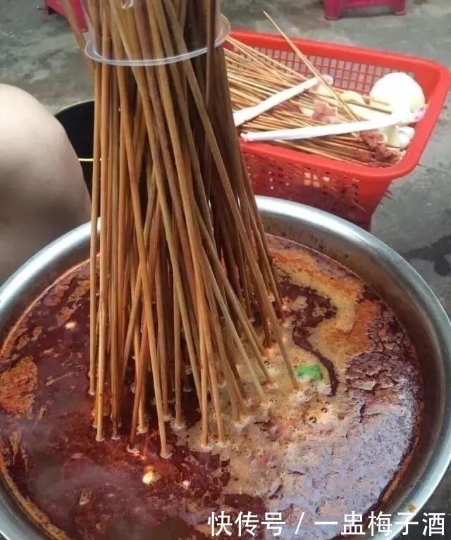 老板|馋到灵魂!陕视新闻记者采访,遭遇最“傲娇”烤肉店老板“狂怼”