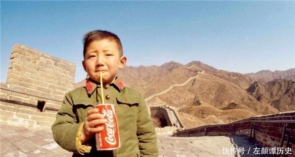 火遍|他因一张站长城喝可乐的照片火遍世界,41年过去,如今现状如何?