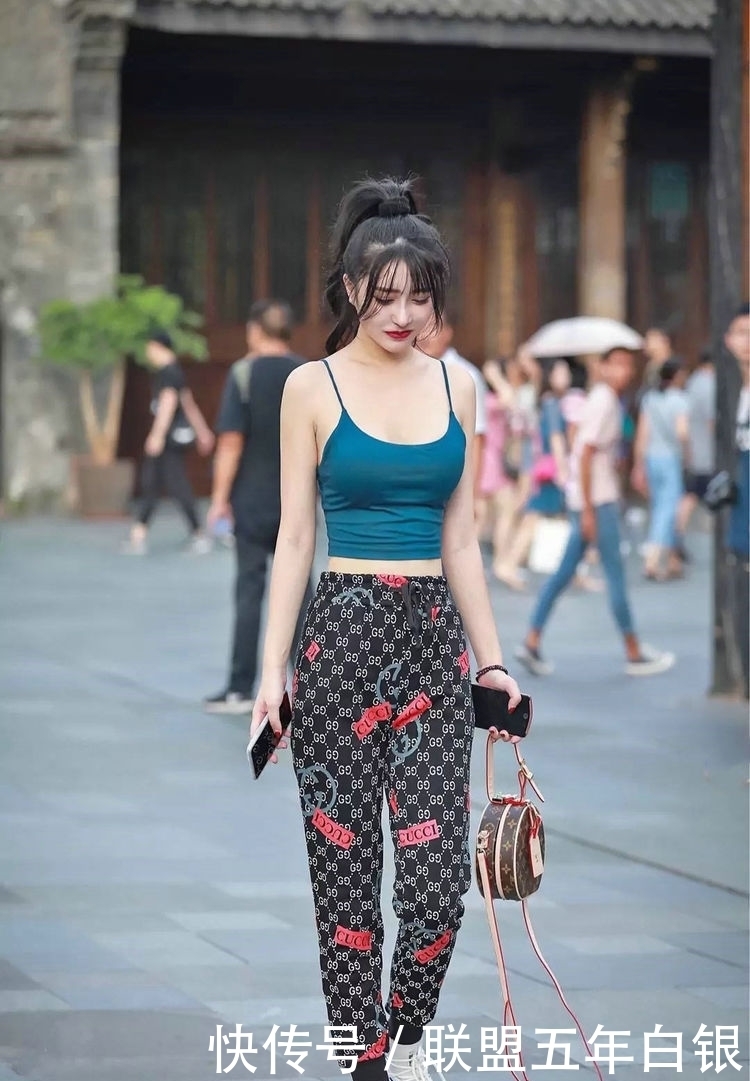  笑容|街拍小姐姐甜甜的笑容真好看，走起路来，气场十足