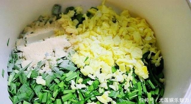饺子|不要总是用面粉蒸面包。加一把韭菜和两个鸡蛋,比饺子好吃