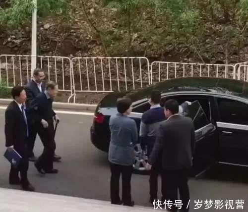 乘车|97岁杨振宁现身不见妻子翁帆,获多人搀扶,多人照顾拄拐杖乘车