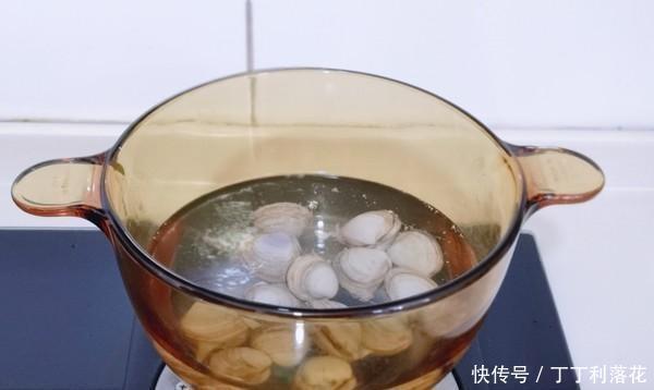 制作|制作海鲜时,不仅要加姜和盐,还要多加“两味”来制作味道鲜美