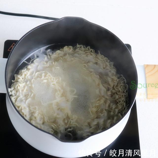 好吃|牛肉酱拌面,热乎乎的面条劲道滑爽,很好吃