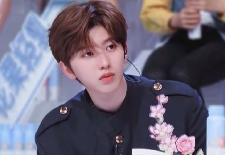  表情|Lisa节目上崩溃大哭，蔡徐坤一个表情瞬间哄好，是认真的吗