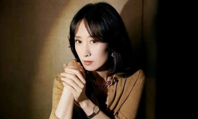 白色|《白色月光》:每一段关系的开始结束,都不必在别人的旁观价值里