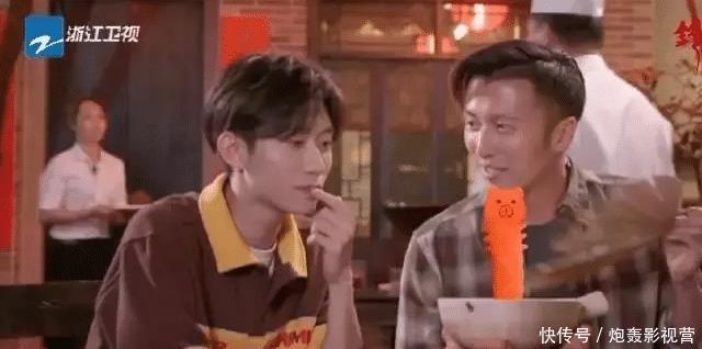 稻虫|张一山大口吃稻虫和蛇皮,谢霆锋惊讶,张一山:做演员啥没吃过?