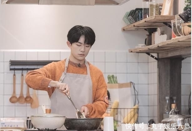  家族|吴昕在节目中下厨，虽然动作生疏，但是快乐家族其他人的反应却