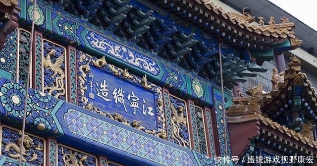 受礼|康熙南巡, 一位老妇人准备下跪接驾, 康熙不敢受礼连忙上前搀扶