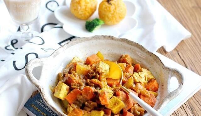 做法|精选美食碧玉香椒鸡、罗非鱼焖炸菜、豆腐咖喱饭、蒜苗炒腐竹的做法