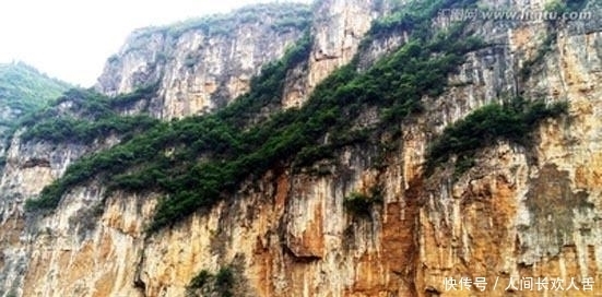 谭友林|师政委带着两警卫跳悬崖, 居然没死! 敌人因一规定, 竟不来抓他们