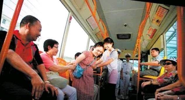 李阳|孕妇拒绝让座结果,她突然刹车,悲剧发生了