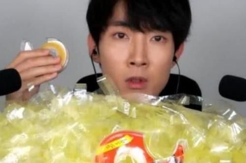 偷吃|学生党敢“放肆”偷吃的零食,认出来画笔巧克力,却被固体胶骗了