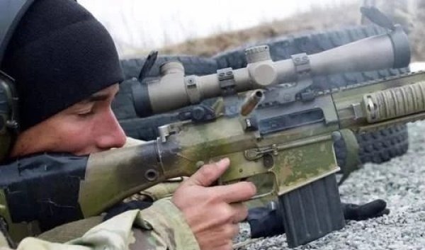 开枪|为啥有的狙击手对目标胸口开枪，而不是头部一枪毙命不好嘛