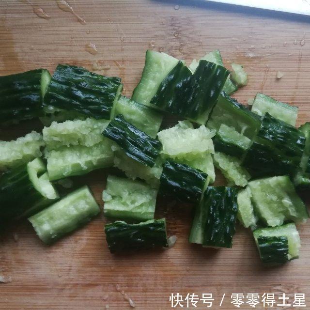 酸辣|小米椒黄瓜拌豆腐丝,酸辣中微麻,秋黄瓜又嫩又脆
