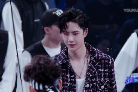 王一博|王一博枕头大战carry全场,酷盖男孩也有温柔?网友:弟弟太苏了