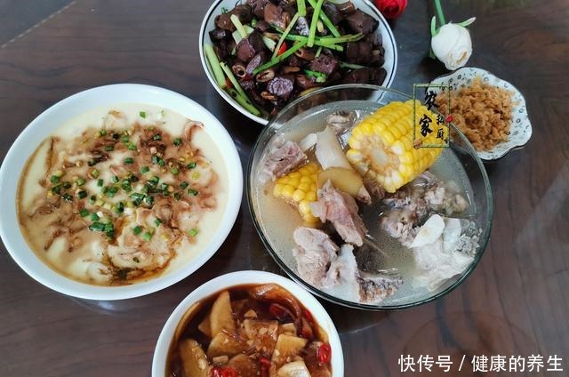 屏幕前|晒两口子的极简午餐,两菜一汤两小菜,网友很精致,比吃外卖强