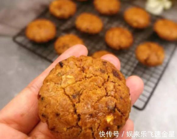  红糖|烘焙食谱，红糖坚果饼干的做法，搭配坚果超好吃，有嚼劲一口一个