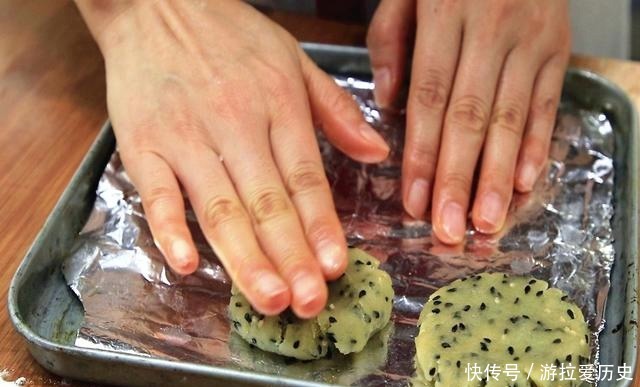 不用|桃酥再也不用买着吃了!筷子搅面、手一压,个个香酥可口直掉渣