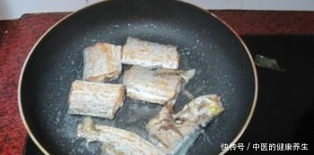 金黄|干煎带鱼不裹蛋液和淀粉,多加这一步,带鱼金黄酥脆不粘锅