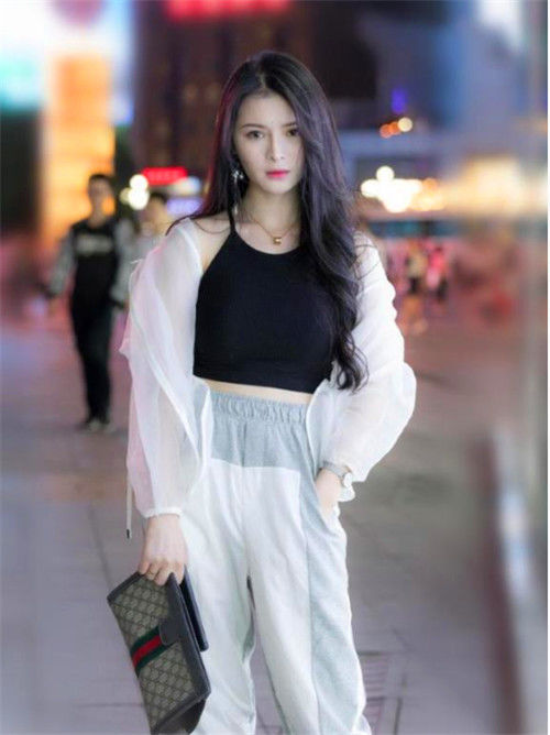  衬衫|街拍：小姐姐紫色衬衫搭配黑白豹纹的短裙，时尚又很有个性