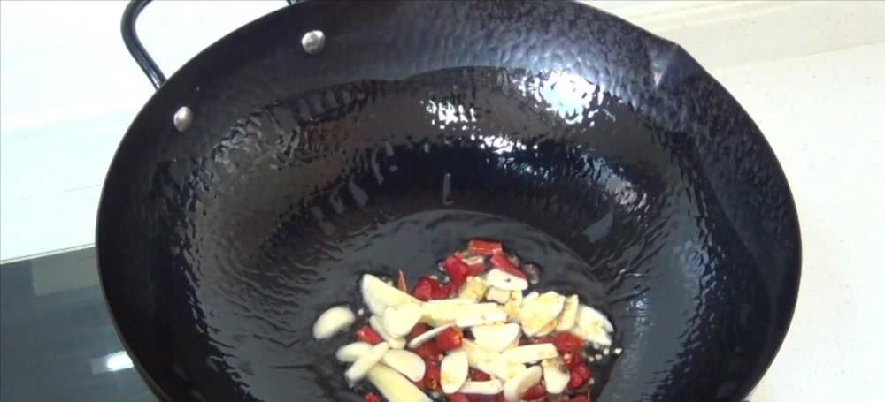 入味|豆芽炒粉条,地道家常菜,教你一个小技巧,豆芽入味,越嚼越香