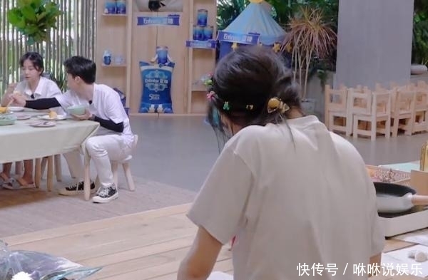  表情|郑爽减肥不吃荤菜，自己开小灶炒青菜，当她装盘时谭松韵表情亮了