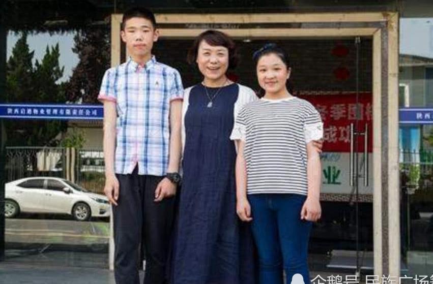 抓拍|十年前汶川地震的抓拍，十年后的三人再次合影，网友：岁月如梭！
