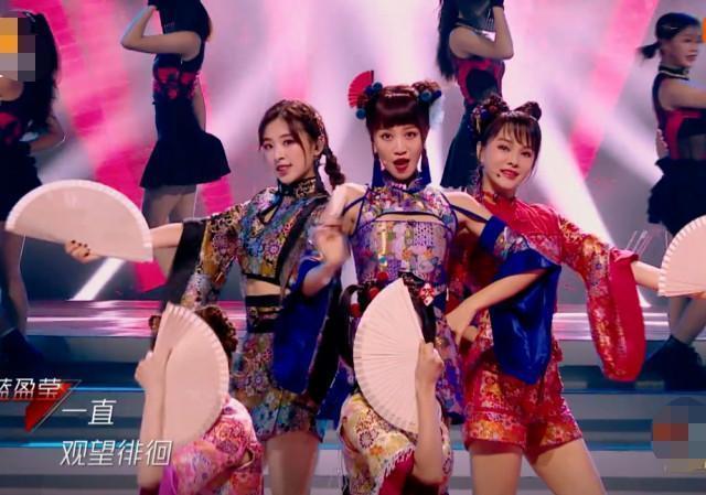 别人|别人扇子都粘在腰上,谁看见蓝盈莹扇子咋放的?难怪敢跳大动作