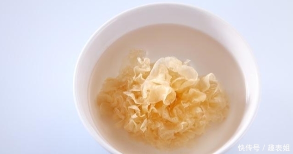 放进锅中|进入三伏天后,每天喝一碗银耳汤,防暑降温,清爽舒适一整天