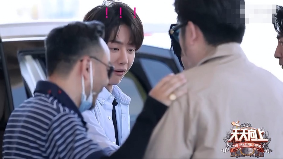  钱枫|《天天向上》王一博归队，拥抱钱枫被弹回来，戳胖肚皮表情超可爱