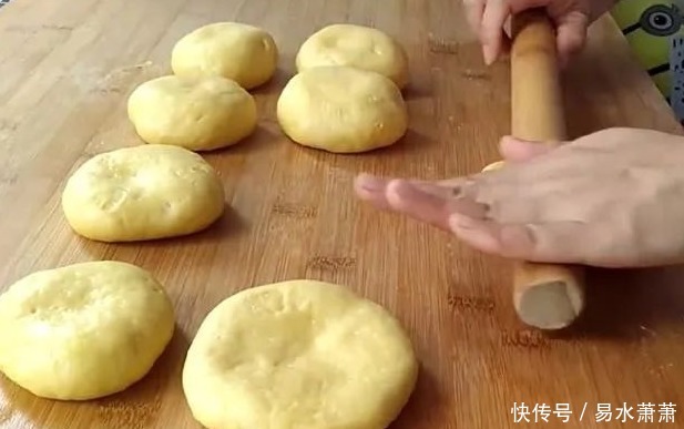 鸡蛋|鸡蛋饼如此做,不加一滴水,比面包做法简单,早餐天天吃也不腻!