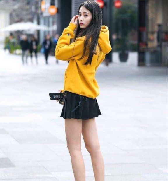 白衬衣|街拍:白衬衣配短裙,如此精致的小姐姐,走在大街上十分吸睛