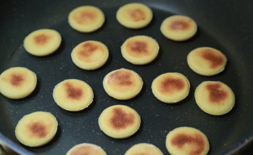 分钟|面粉中加1碗玉米面,不蒸不烤不用油,10分钟出锅,越嚼越香