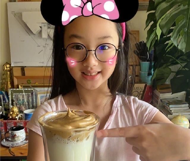 厨娘|吴尊女儿变身“小厨娘”,亲自下厨做咖啡和蛋糕