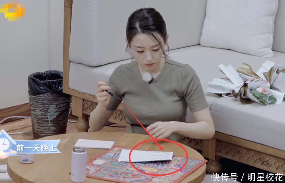 姿势|吉娜对着镜头手写中文贺卡,没有写错一个字,却因握笔姿势引热议