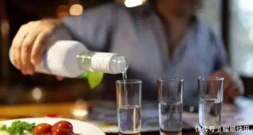 酒精勾兑的白酒|喝白酒时,你是怎样判断粮食酒和勾兑酒的这些妙招你知道吗