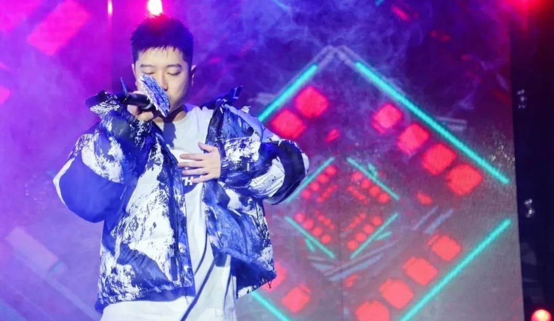  微博|王以太演出被香槟喷满脸，半个嘻哈圈为他道不平！香槟男：下一个目标GAI！