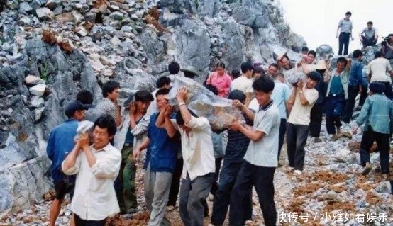 发家致富|中国这个村子,靠捡石头就能够发家致富,游客:不可思议