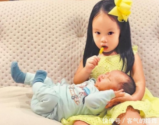 老大|女儿问“我和弟弟谁棒？”妈妈的回答显高情商，二胎家庭学着点